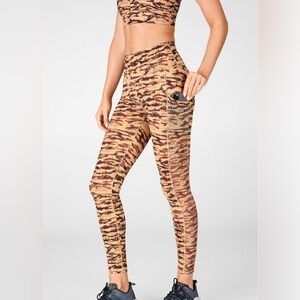 Fabletics woman’s Camouflage Print Leggings Size small.